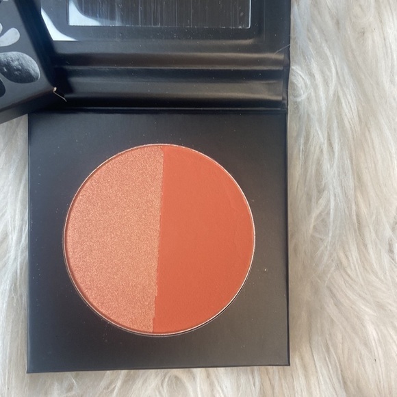 Araceli Las Flores Blushes Duo in Dahlia and Laelia - Picture 3 of 5